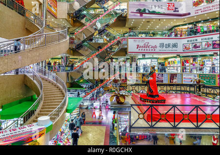 Shenzhen, Chine - 16 janvier 2016 : Le centre commercial à plusieurs niveaux avec son intérieur moderne est populaire avec les clients sur le nouvel an chinois. Les Cen Banque D'Images