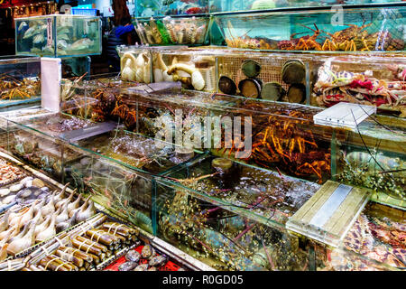 Marché de fruits de mer frais à Sai Kung, Hong Kong, regorge de diverses espèces animales à acheter et préparer Banque D'Images