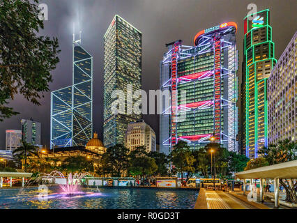 Hong Kong, Chine - le 25 janvier 2016 : Hong Kong nuit paysage urbain de la région du Centre avec la Bank of China Tower, Cheung Kong Centre, bâtiment principal et HSBC Banque D'Images