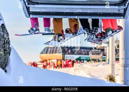 Sotchi, Russie - 7 janvier 2018 : skieurs et snowboarders ride sur président téléskis à Gorki Gorod mountain ski resort à Sotchi, Russie, contre le ciel bleu Banque D'Images