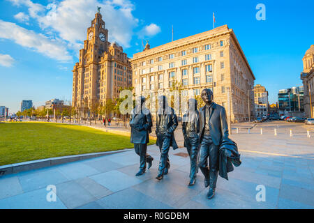 Liverpool, Royaume-Uni - 17 mai 2018 : statue en bronze des Beatles se trouve à la tête de la jetée sur le côté du fleuve Mersey, sculptée par Andrew Edwards et érigée Banque D'Images