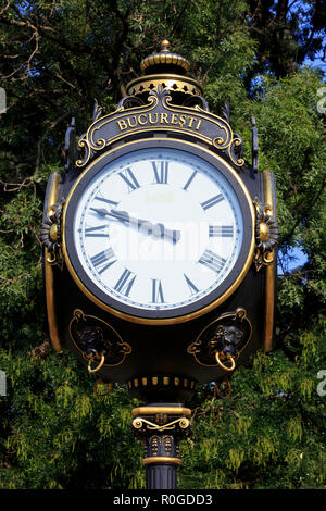 Close-up du vintage 19e siècle horloge de rue à l'angle de l'jardins Cismigiu et l'Arc de Triomphe de Bucarest, Roumanie Banque D'Images