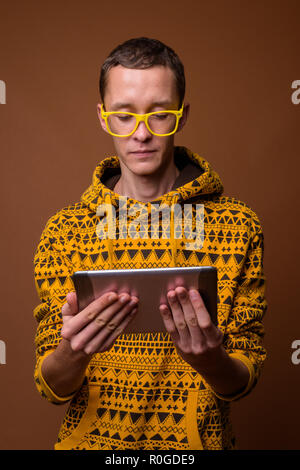 Portrait de jeune homme contre fond brun Banque D'Images