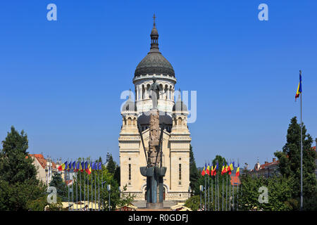 Dormition de la Theotokos cathédrale (1933) et statue de l'avocat Roumain de Transylvanie Avram Iancu (1824-1872) à Cluj-Napoca, Roumanie Banque D'Images
