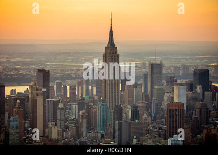 Les bâtiments de la ville de New York au coucher du soleil Vue aérienne Banque D'Images