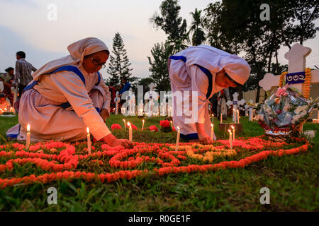 Les chrétiens allument des bougies à la Saint John's Church cemetery à Gazipur marquant la fête des morts. Observer les catholiques comme le 2 novembre Fête des Morts, un d Banque D'Images