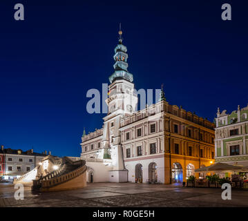 Hôtel de ville de Zamosc , Pologne - 13 août 2018. Place du marché avec un hôtel de ville à l'avant. Banque D'Images