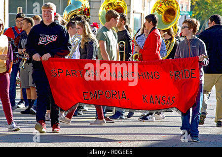 Emporia, Kansas, le 27 octobre 2018 Emporia High School Marching Band dirige le Dia de los Muertos Day Parade. Banque D'Images