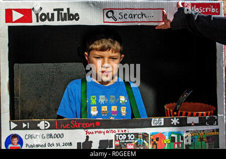Emporia, Kansas, USA, Octobre 27, 2018 Les enfants vêtus de costumes de Halloween trick ou traiter le long de la rue commerciale Banque D'Images