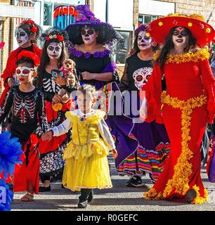 Emporia, Kansas, USA, Octobre 27, 2018 Les femmes avec leurs jeunes filles vêtues de costumes traditionnels de la Calavera Catrina pendant le Jour des Morts (Dia de los Muertos) défilé tenu au centre-ville de Emporia aujourd'hui. Banque D'Images