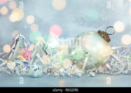 Frosty Noël arrière-plan avec sapin Boules décoratives et des jouets, des lumières et des perles Banque D'Images