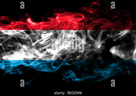 Drapeau national du Luxembourg fait de la fumée de couleur isolé sur fond noir. Résumé Contexte vague soyeuse Banque D'Images