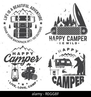 Campeur heureux. Vector illustration. Concept pour chemise ou d'un logo, d'impression, de timbres ou de pièce en t. Typographie vintage design avec lanterne, tente de camping, feu de camp, l'ours, l'homme à la guitare et silhouette de la forêt. Illustration de Vecteur