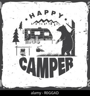 Campeur heureux. Vector illustration. Concept pour chemise ou d'un logo, d'impression, de timbres ou de pièce en t. Typographie vintage design avec remorque de camping, l'ours, de camp et de la forêt d'ossature. Illustration de Vecteur