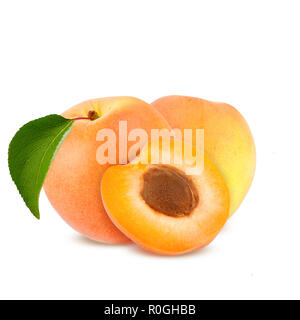 Abricot isolés. Fruits abricot frais isolé sur fond blanc, avec chemin de détourage Banque D'Images