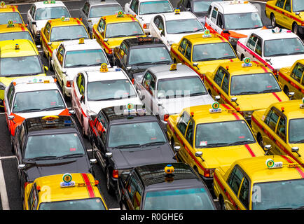 Les taxis japonais en face de la station Hakata Fukuoka attendent des passagers. Banque D'Images