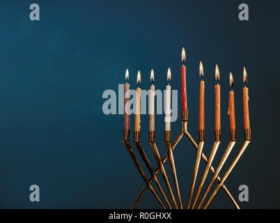 Hanukkah menorah avec des bougies de 'Hanoucca pour celebrationon fond noir Banque D'Images