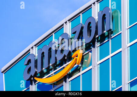 2 novembre 2018 Sunnyvale / CA / USA - Amazon logo sur la façade de l'un de leurs immeubles de bureaux situés dans la Silicon Valley, San Francisco bay area Banque D'Images