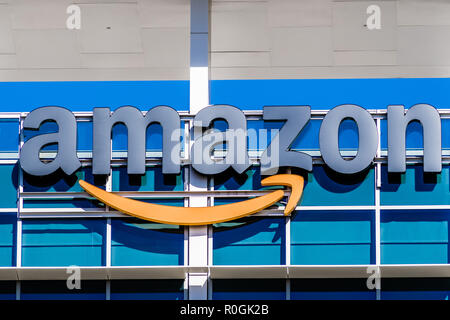 2 novembre 2018 Sunnyvale / CA / USA - Amazon logo sur la façade de l'un de leurs immeubles de bureaux situés dans la Silicon Valley, San Francisco bay area Banque D'Images