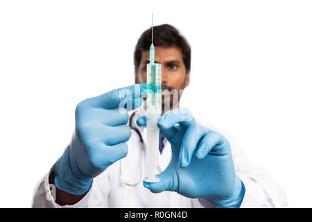 Indian male medic contrôle de seringue avec vaccin close-up isolated on white background studio Banque D'Images