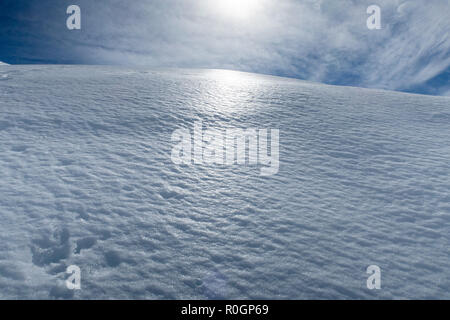 Le soleil brille sur la neige de printemps sur le flanc d'une montagne en Nouvelle-Zélande Banque D'Images