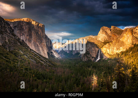 La vue depuis la vue de Tunnel donnent sur la région de Yosemite National Park Banque D'Images