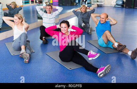 Groupe d'adultes actifs matures faire pilates dans une routine sport club Banque D'Images