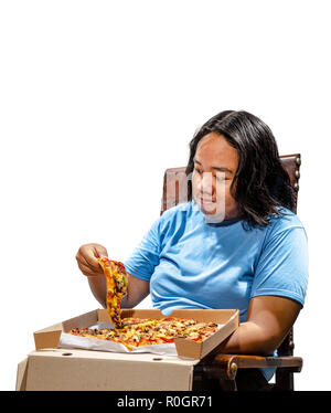 Portrait of asian gros homme assis et mangeant Tranche de pizza isolated over white background. Fat Man concept de régime Banque D'Images