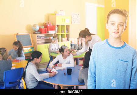 Portrait d'écolier ordinaire et les enfants en classe de dessin Banque D'Images