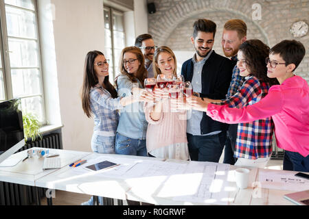 Photo de l'équipe d'entreprises prospères ayant célébration Banque D'Images