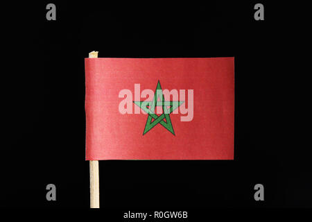 Original et un drapeau officiel du Maroc au cure-dent sur fond noir. Se compose d'un champ rouge avec le pentagramme vert, un cinq étoiles linéaire a souligné Banque D'Images