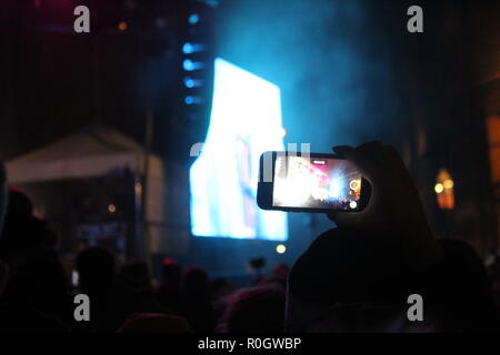 Smart phone à un concert de musique - Regarder un rendement au moyen d'un téléphone cellulaire Banque D'Images