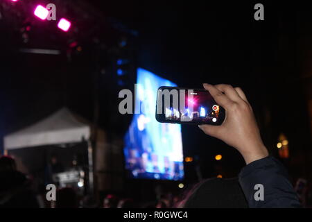 Smart phone à un concert de musique - Regarder un rendement au moyen d'un téléphone cellulaire Banque D'Images