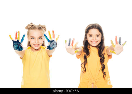 Des enfants heureux de belles mains et peint en couleurs montrant smiling at camera isolated on white Banque D'Images