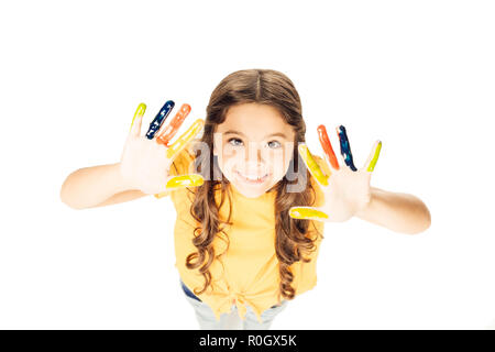 Portrait de l'adorable Enfant peint en couleurs montrant les mains et smiling at camera isolated on white Banque D'Images