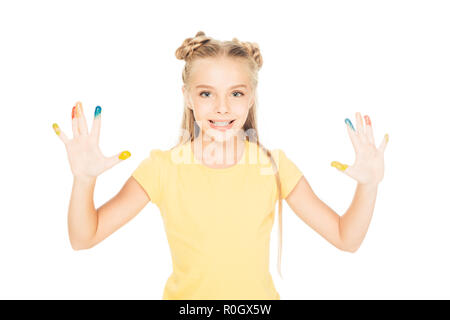 Adorable enfant peint en couleurs montrant les mains et smiling at camera isolated on white Banque D'Images