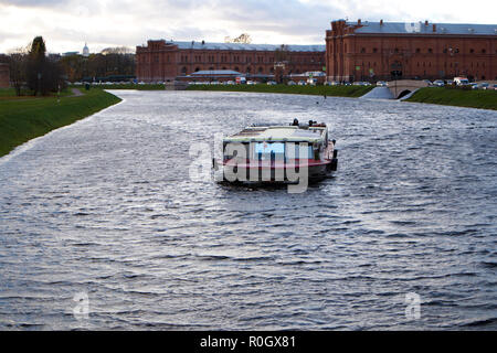 Saint-pétersbourg, Russie, le 19 octobre 2018. Bateau de plaisance avec les touristes de la voile sur la rivière Banque D'Images