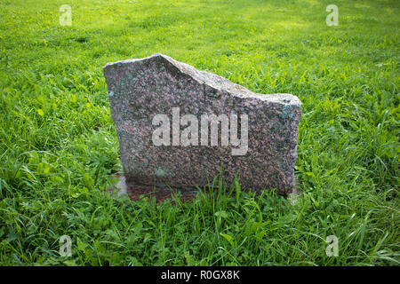 Pierre de granit blanc memorial plate au milieu de terrain d'herbe verte juteuse Banque D'Images