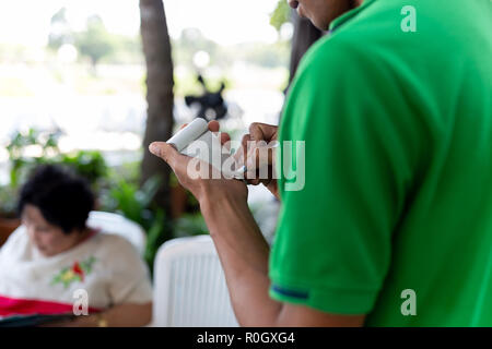 Waiter holding carnet et un stylo dans sa main prête à prendre commande de client. Banque D'Images