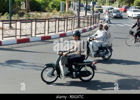 Cyclomoteurs en circulation dans Marrakech Maroc Banque D'Images