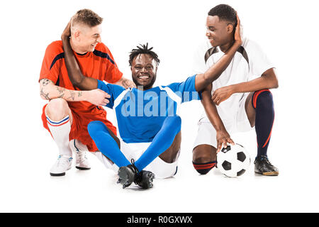 Heureux les jeunes joueurs de soccer multiethnique avec ball isolated on white Banque D'Images