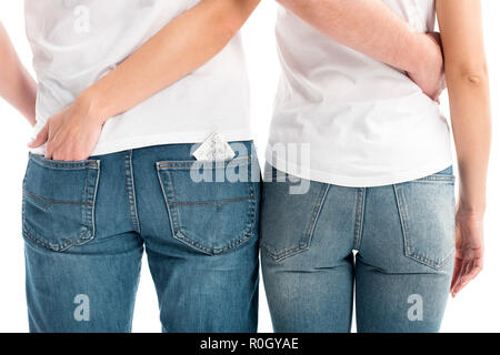 Portrait of heterosexual couple hugging isolé sur blanc, condom en poche, concept de la journée mondiale du sida Banque D'Images