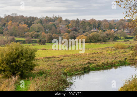 Rivière Itchen près de Winchester dans le Hampshire pendant l'automne - paysage automnal, Angleterre, Royaume-Uni Banque D'Images