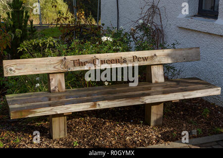 'La reine' Pew. Inscription humoristique sur un banc au Queen's View visitor centre, près de Perth, Perth et Kinross, Scotland Banque D'Images