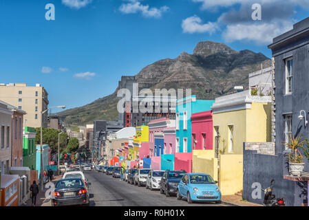 CAPE TOWN, AFRIQUE DU SUD, le 17 août 2018 : une scène de rue, avec des maisons colorées, des personnes et des véhicules, dans le Bo-Kaap à Cape Town dans l'ouest de C Banque D'Images