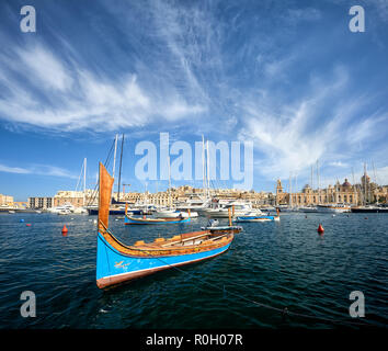 Bateau traditionnel maltais luzzu dans le port de Birgu. Vue à partir de la Senglea Waterfront sur Il-Birgu, Malte. Banque D'Images