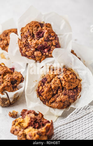 Vegan Muffins santé berry sur un fond blanc. Le régime alimentaire à base de plantes concept. Banque D'Images