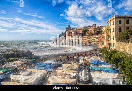 Gênes, Italie, le 10 octobre 2018 - Vue de Gênes Vernazzola plage dans une journée ensoleillée d'automne avec ciel bleu avec des nuages. Banque D'Images