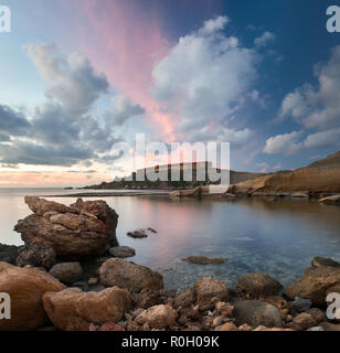 Au coucher du soleil spectaculaire Gnejna bay, Malte Banque D'Images