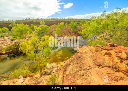 Vue panoramique sur Ross Graham lookout sur Murchison River dans le Parc National de Kalbarri, dans l'ouest de l'Australie. Le parc est célèbre pour les rochers de grès rouge, les gorges et les formations sculptées par la rivière. Banque D'Images